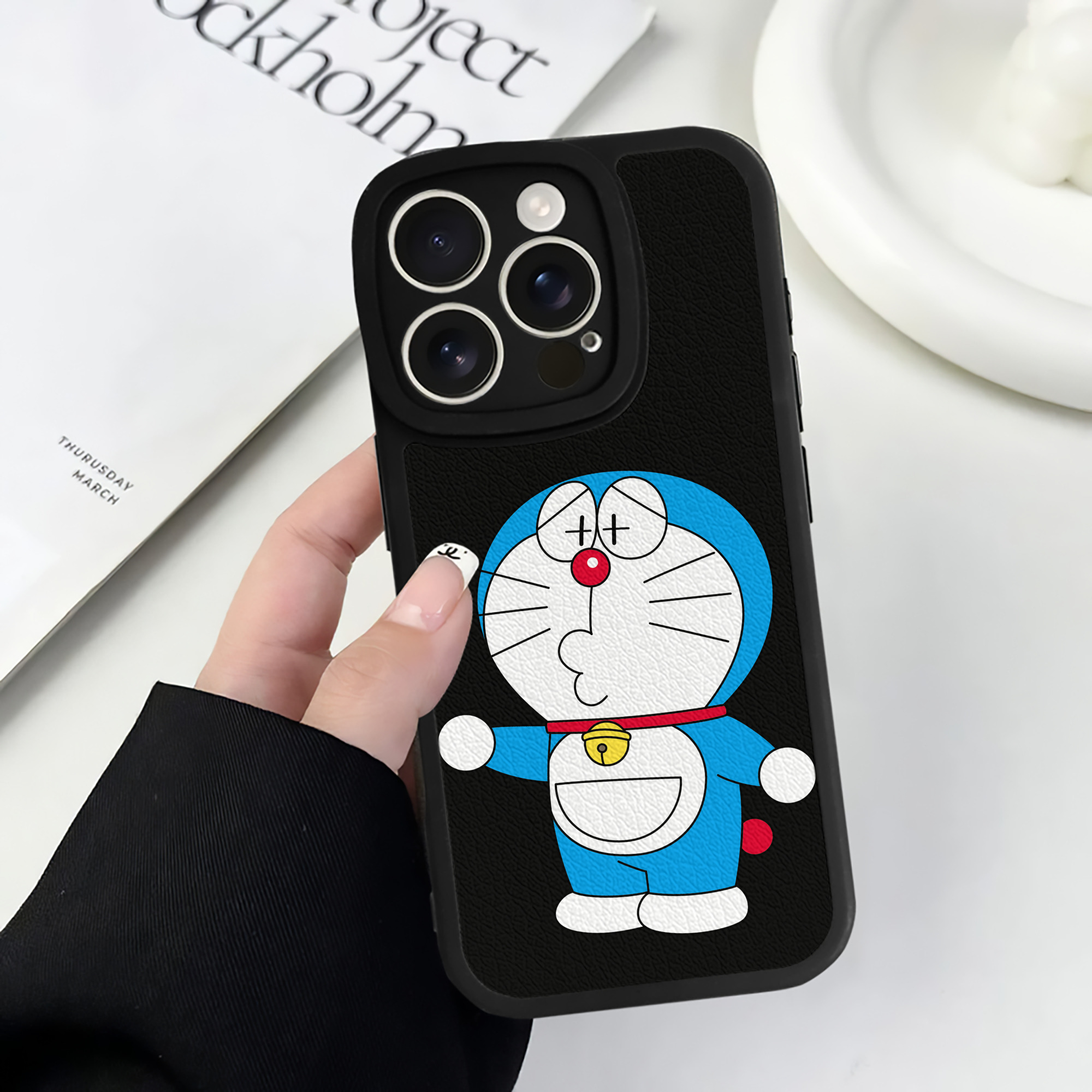 （画像用） ドラえもん Doraemon 【iPhone 16シリーズ対応】シリコンスマホケース（レザー調） 材質：シリコン